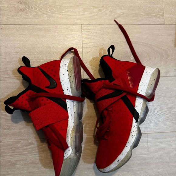 LeBron basketball shoes - Picture 5 of 5